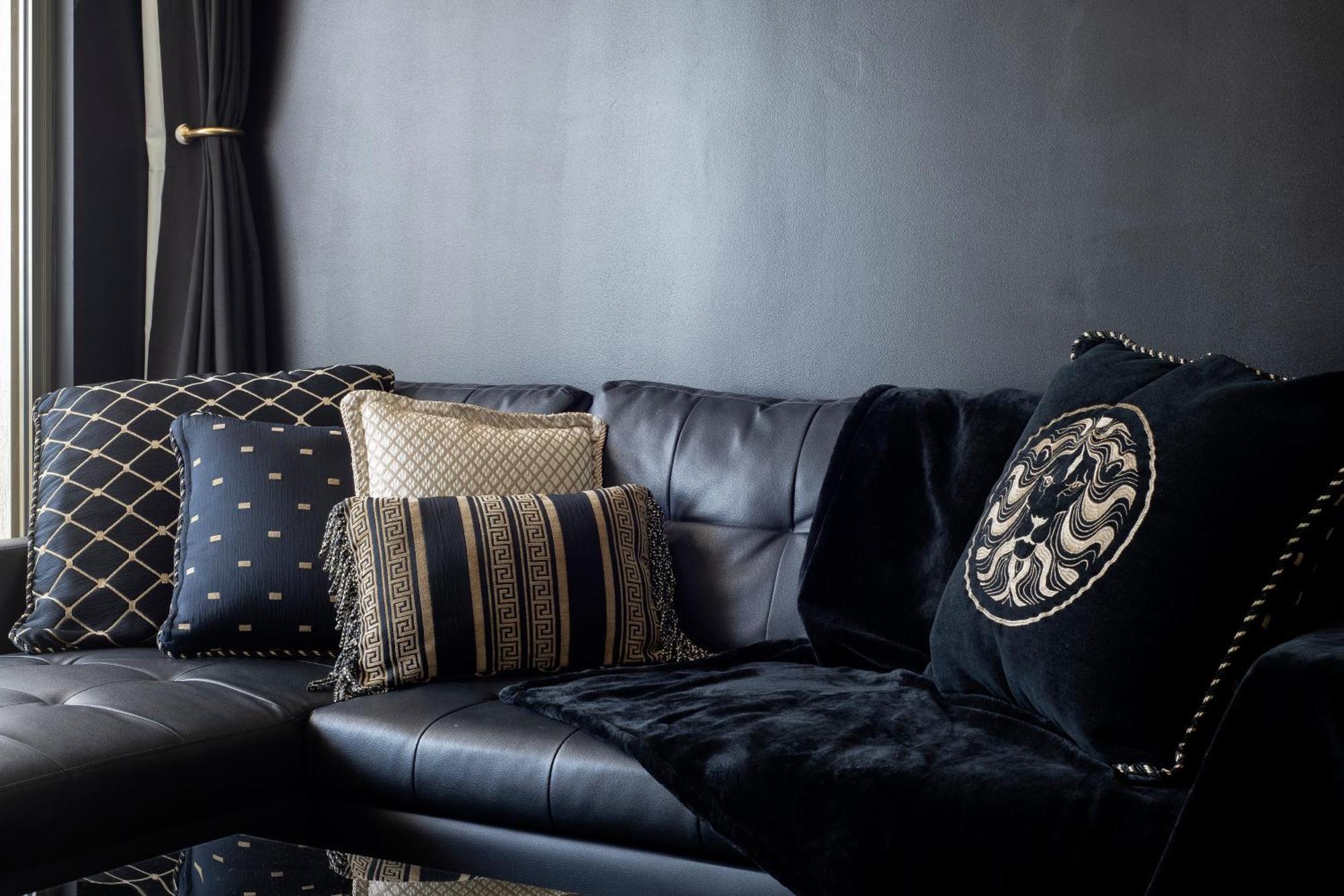 Hotel Designer - Versace On View *